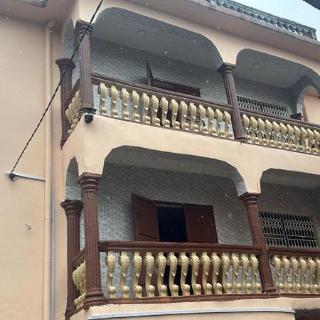 Debora Guest House Фрийтаун Екстериор снимка