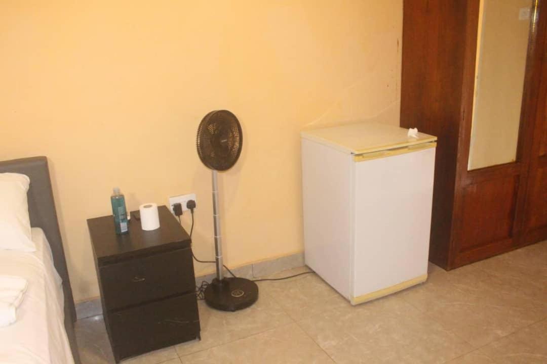 Debora Guest House Фрийтаун Екстериор снимка