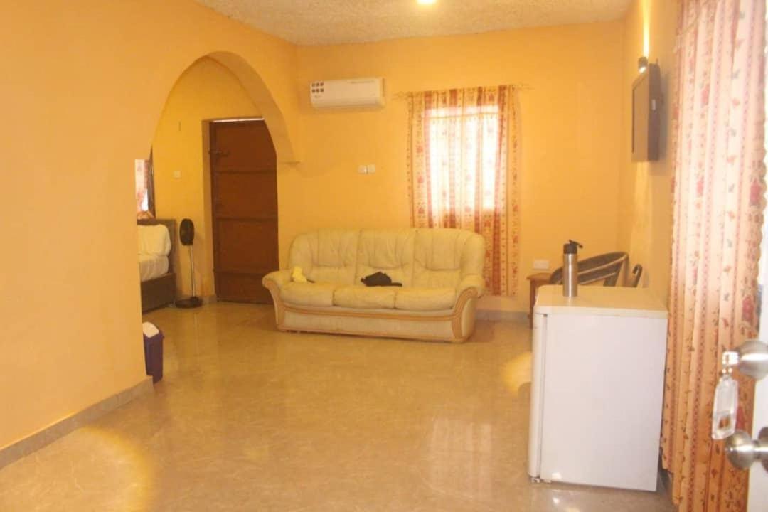 Debora Guest House Фрийтаун Екстериор снимка