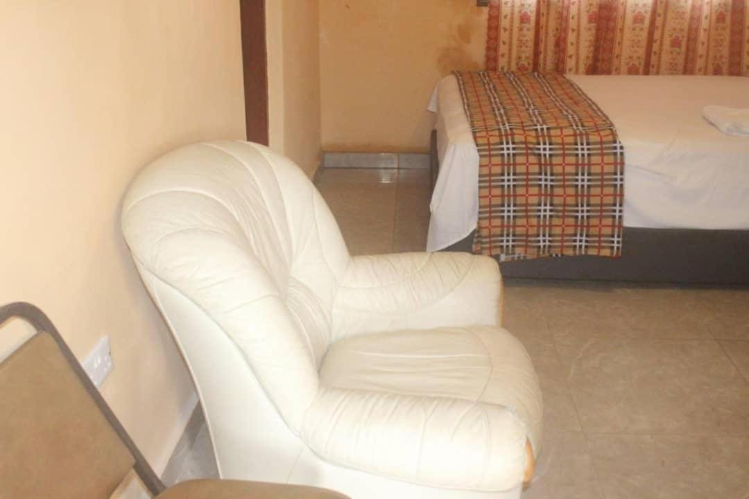 Debora Guest House Фрийтаун Екстериор снимка