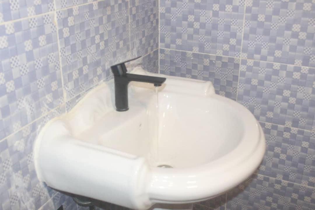 Debora Guest House Фрийтаун Екстериор снимка