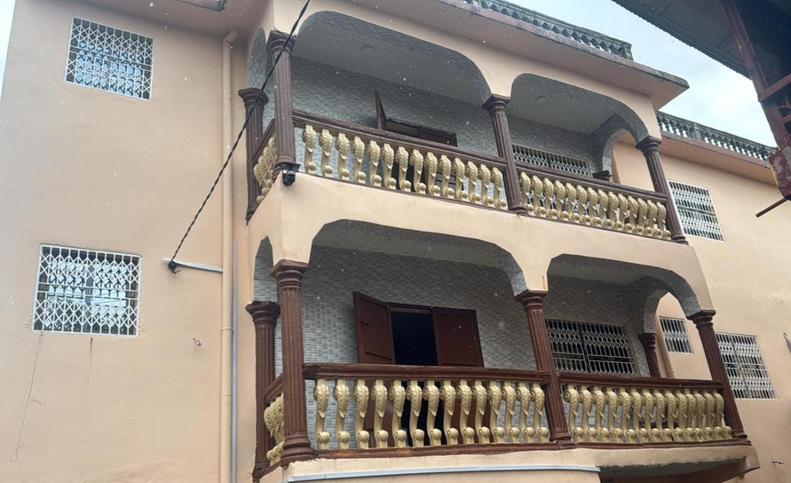 Debora Guest House Фрийтаун Екстериор снимка